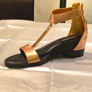 BUCCO CAPENSIS GOLD OPEN TOE SANDAL.  Size 8.5